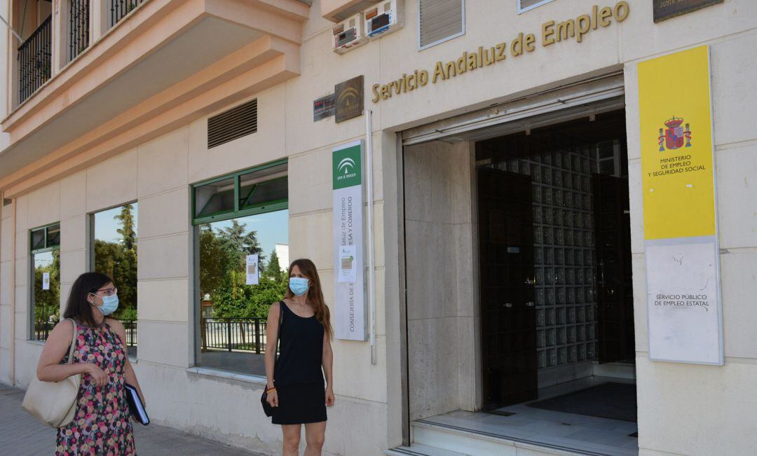 Entrada a una oficina del Servicio Andaluz de Empleo.