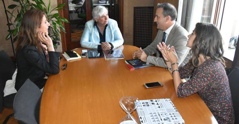 La concejala de Turismo de Venecia, Paola Mar (centro), junto al alcalde de Cazorla, Antonio José Rodríguez, acompañados de otros responsables políticos.