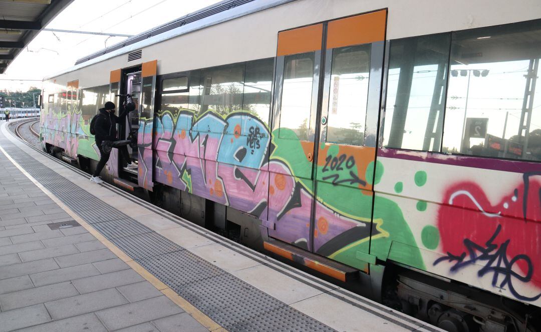 Imartge d'arxiu d'un tren de Rodalies a l'estació de Blanes