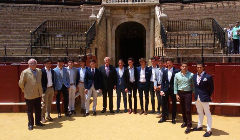  El empresario Ramón Valencia, junto a algunos de los participantes en el ciclo de promoción