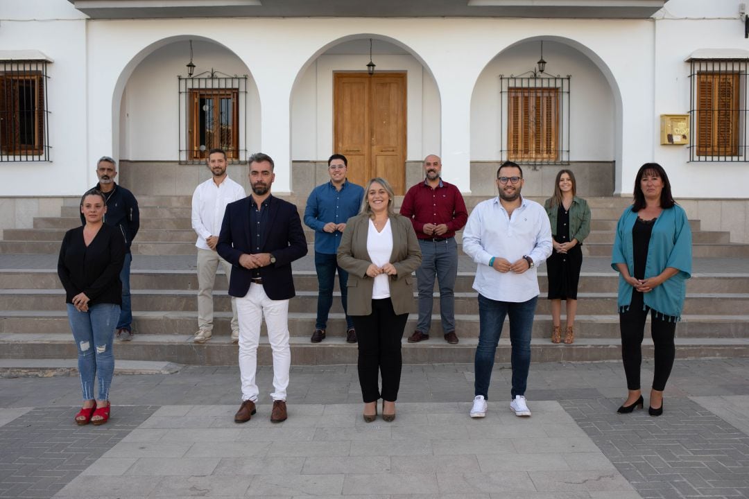 La alcaldesa de Las Gabias (Granada), María Merinda Sádaba (en el centro), y su equipo de gobierno