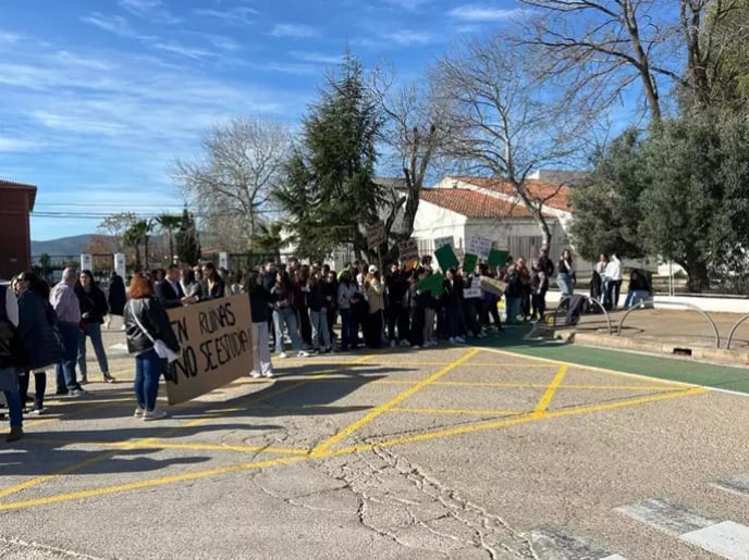 Concentración a las puertas del IES Ramon Cid de Benicarló - CEDIDA SINDICAT ESTUDIANTS