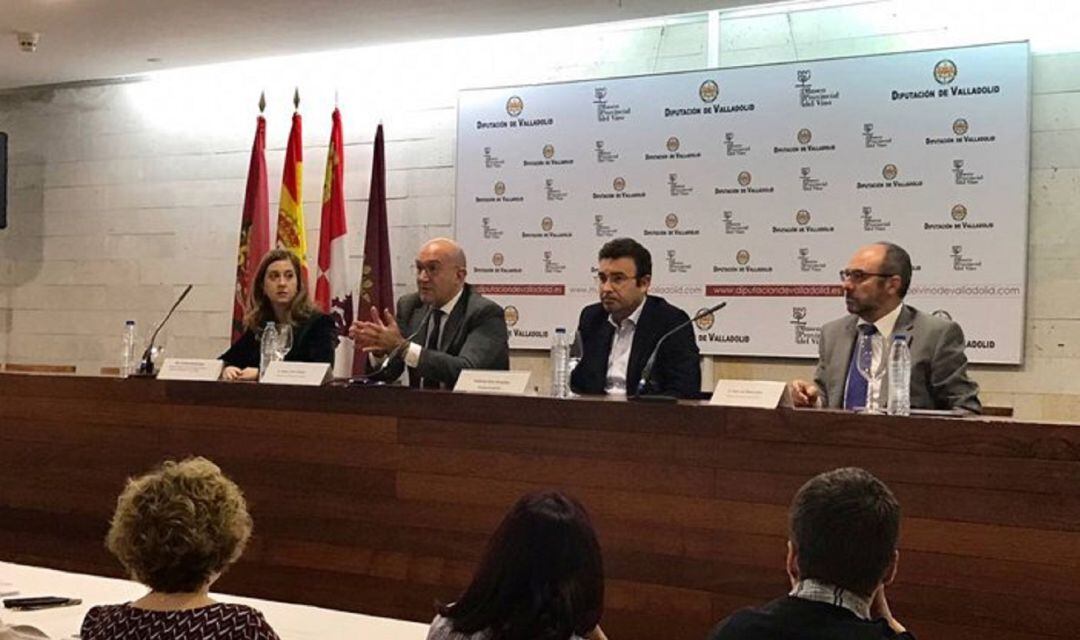 El alcalde, Roberto Díez, y el presidente de la Diputación, Jesús Julio Carnero, durante el acto de inauguración