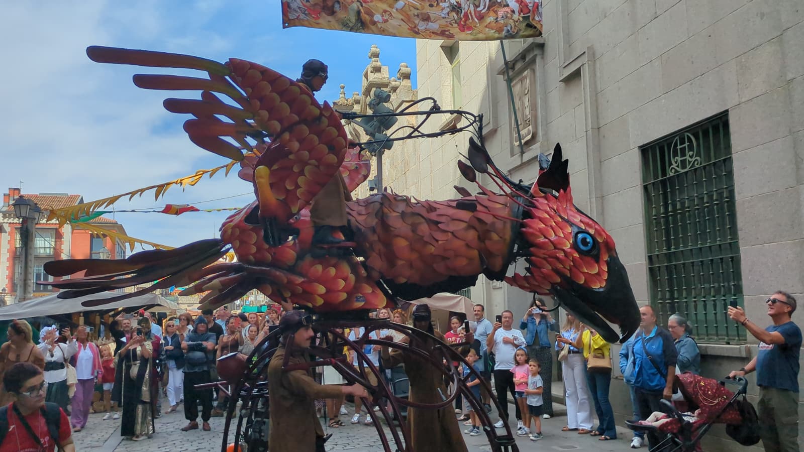 Marioneta Ave fénix –‘Le Phoênix’-, de la compañía francesa Youplaboum en el Mercado Medieval de Ávila./SER Ávila