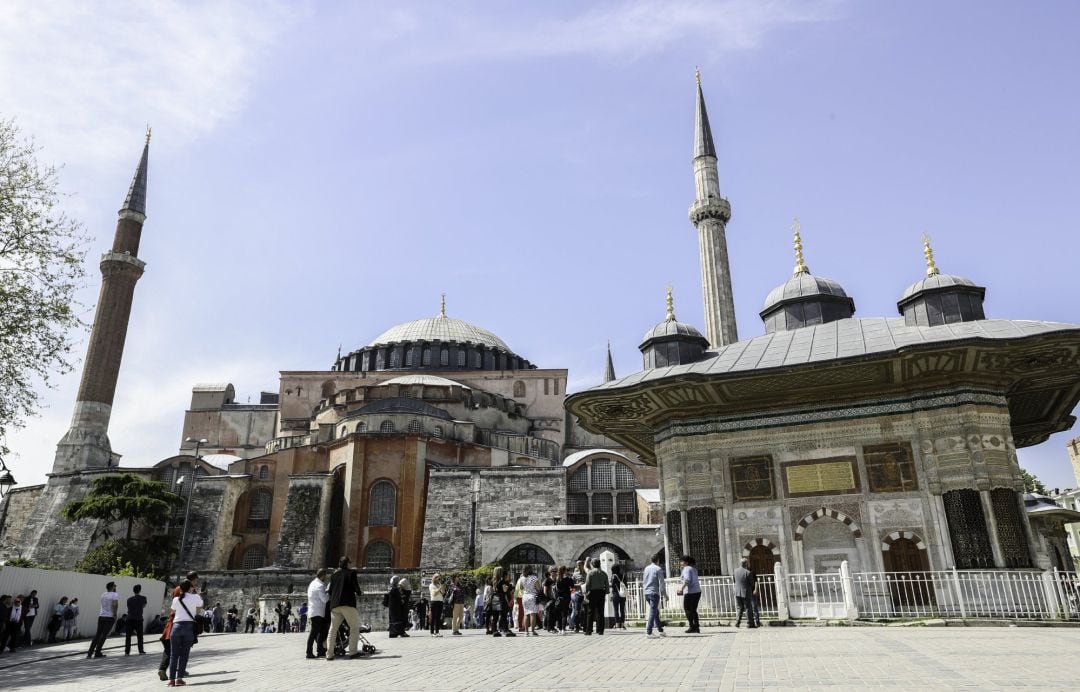 La antigua basílica de Santa Sofía, en Estambul, ahora reconvertida en mezquita, donde el pasado viernes se celebró el primer rezo musulmán tras casi un siglo.