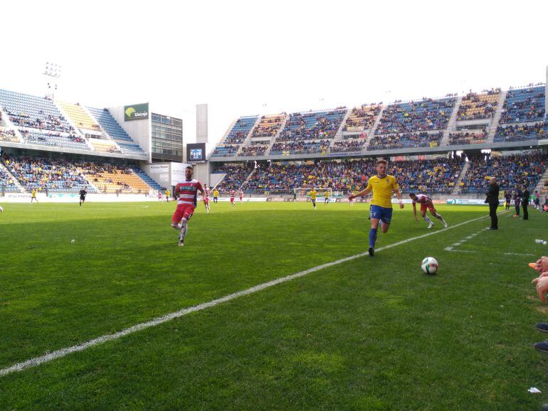 Lolo Plá no alcanza un pase de uno de sus compañeros