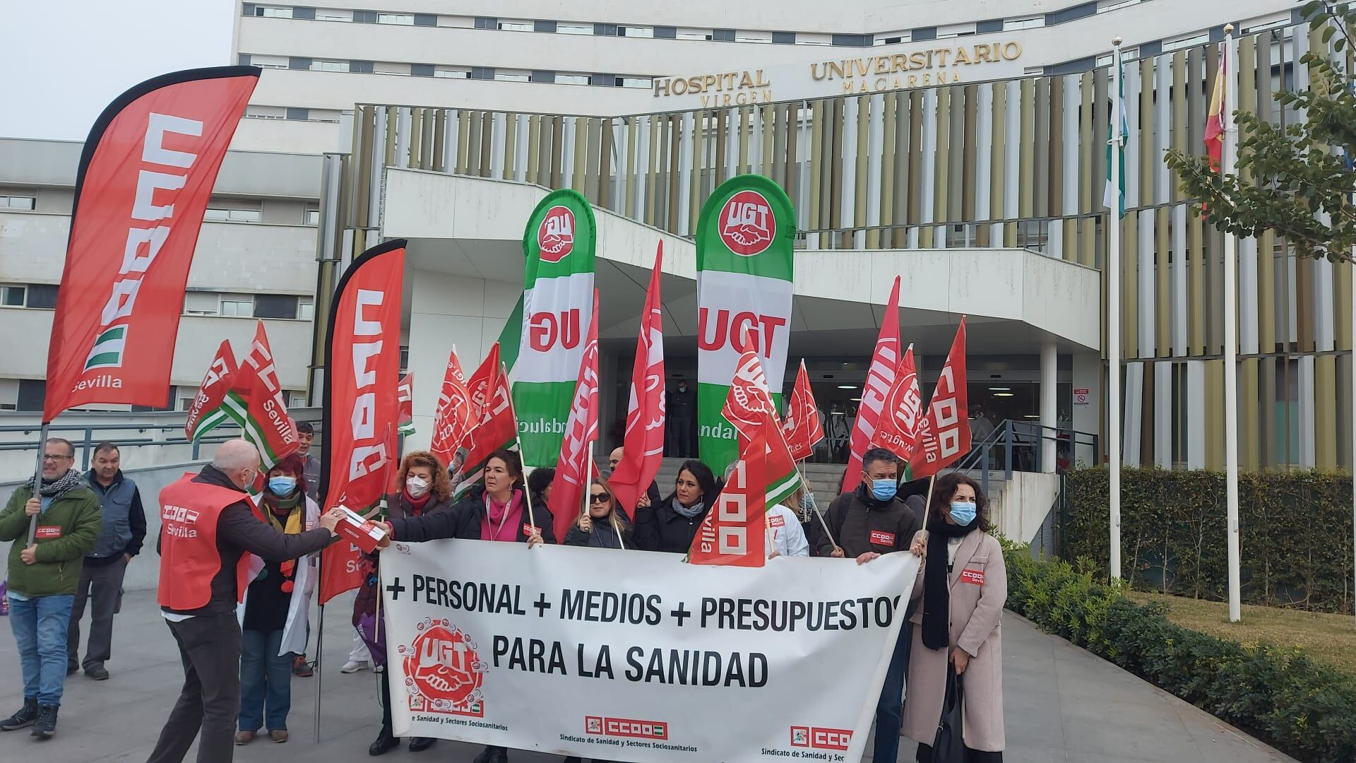 Concentración a las puertas del hospital Macarena de CCOO y UGT.