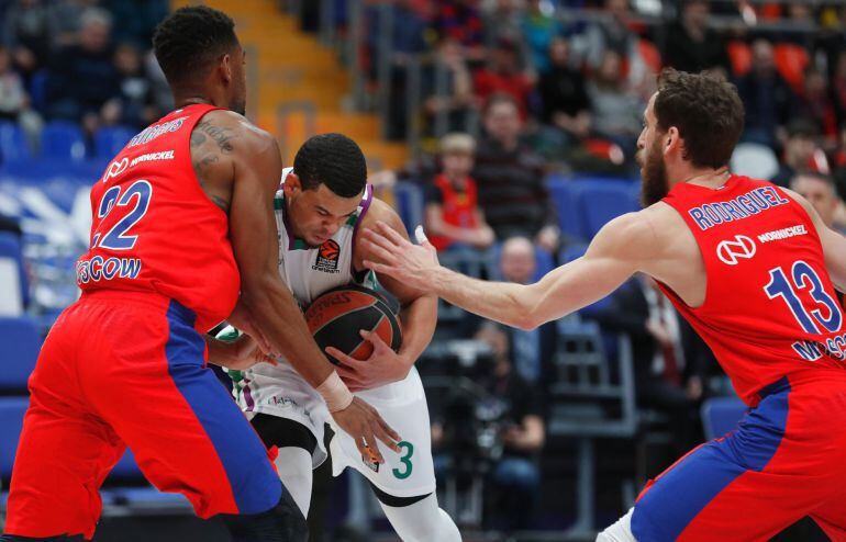 McCallum trata de proteger el balón ante Hines