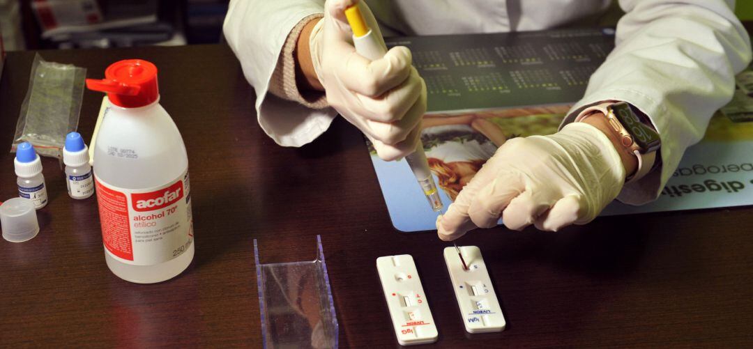 Realización de test de cribado de coronavirus.