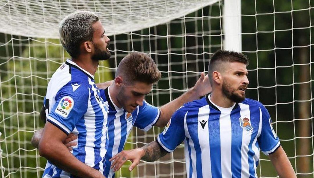 Willian José agradece a Robert Navarro la asistencia de su gol, en presencia de Portu