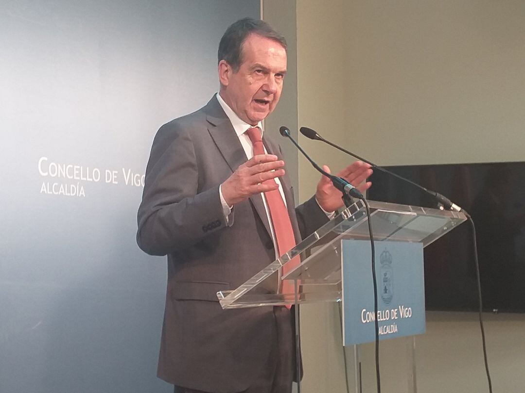 El alcalde de Vigo, Abel Caballero, en la sala de prensa de la Alcaldía, en el Ayuntamiento olívico. 