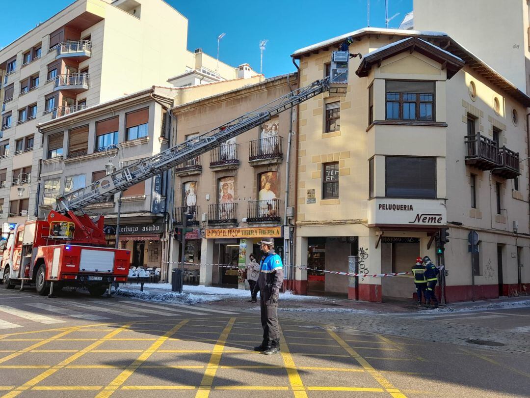 Los Bomberos trabajaban este lunes en el cruce de Carrequemada y la avenida de San Francisco