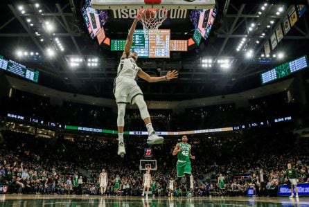 Giannis Antetokounmpo machaca el aro en la canasta de los Boston Celtics.