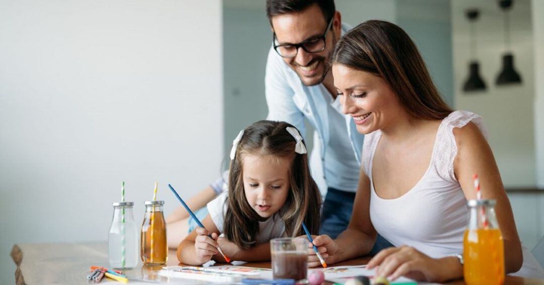Una familia realiza actividades en casa.