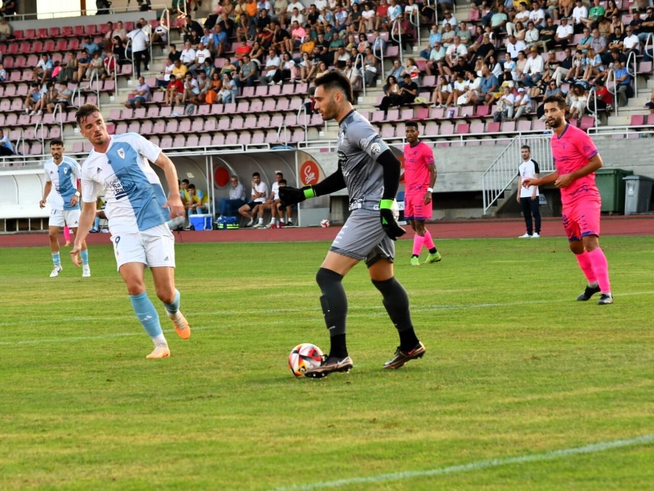 Manu Barreiro y Marqueta, delantero y portero de Compos y Ourense, protagonistas del partido