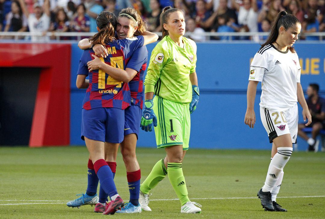 Las jugadoras del Barcelona celebran un tanto al Tacón en la Primera Iberdrola.