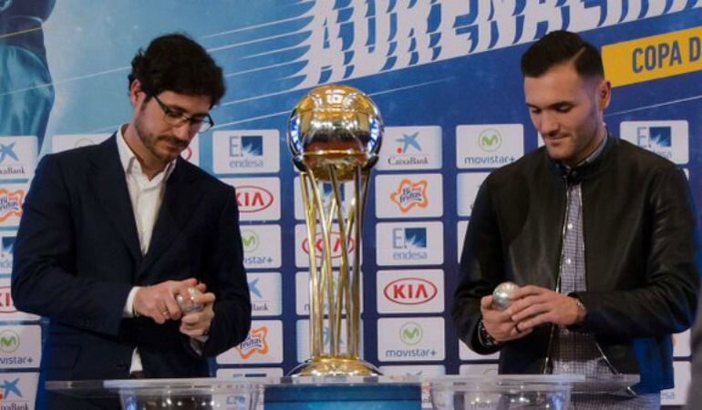 Víctor Sánchez y Lucas Pérez hicieron de manos inocentes en el sorteo.