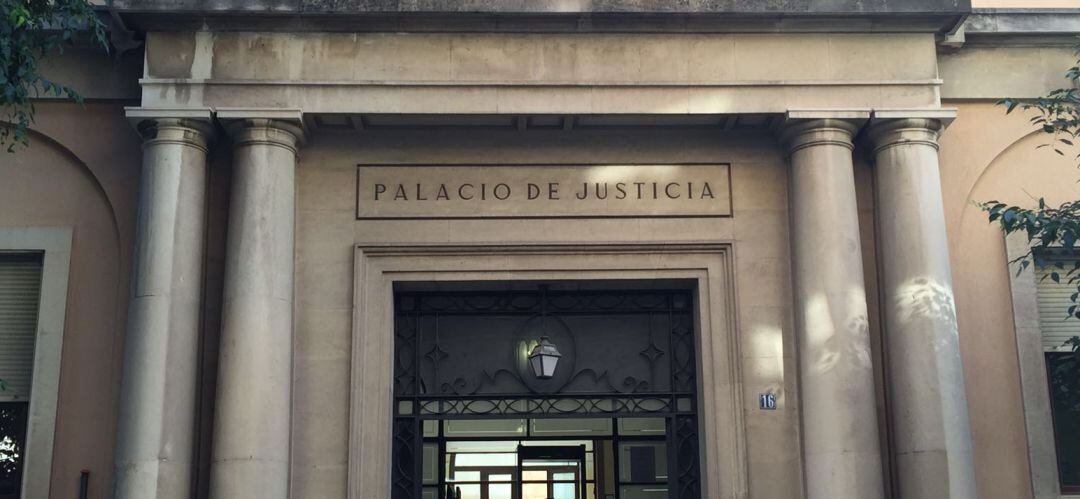 Entrada a la Audiencia Provincial de Jaén.
