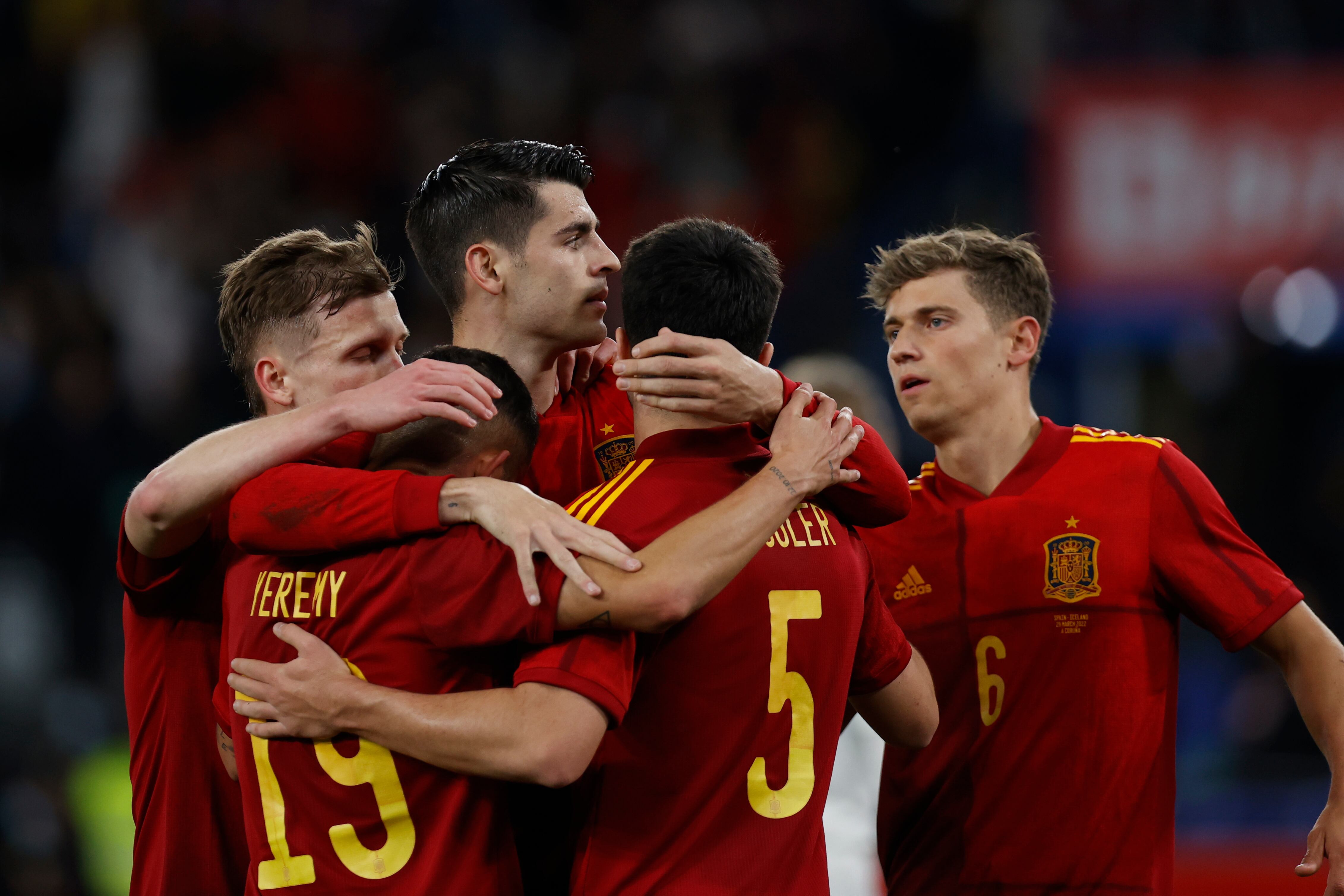 El delantero de la selección española Álvaro Morata celebra con sus compañeros tras marcar ante Islandia