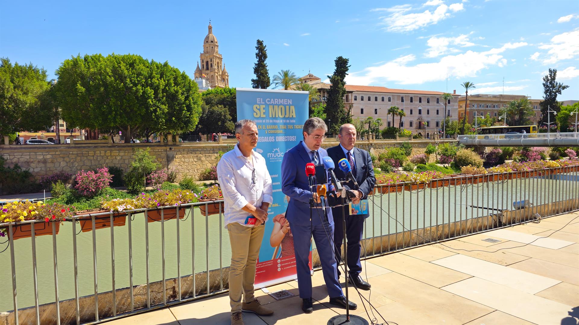 Presentación de la campaña para fomentar las compras de verano en el barrio de El Carmen que lleva por lema &#039;El Carmen se moja&#039;