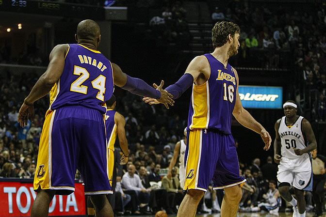 Kobe da la mano a Pau durante el partido ante los Grizzlies