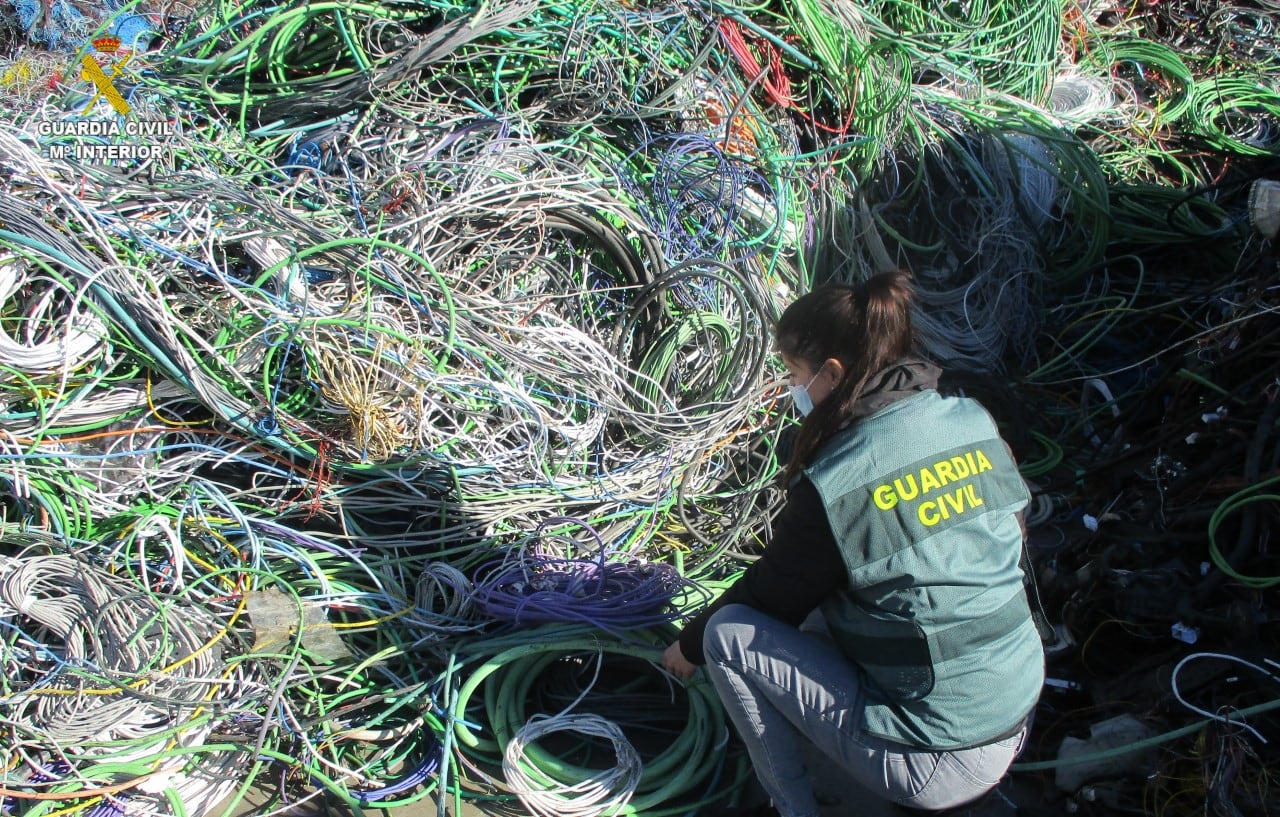 Una agente de la Guardia Civil vigila el cableado sustraído