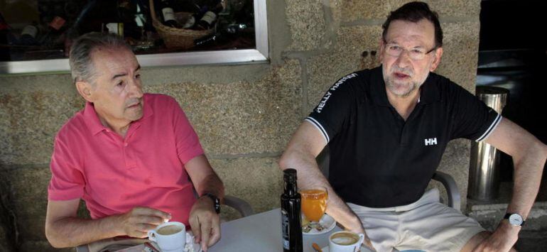 Mariano Rajoy y José Benito Suárez, marido de la ministra Ana Pastor, desayunando esta mañana en el restaurante O Comercio.