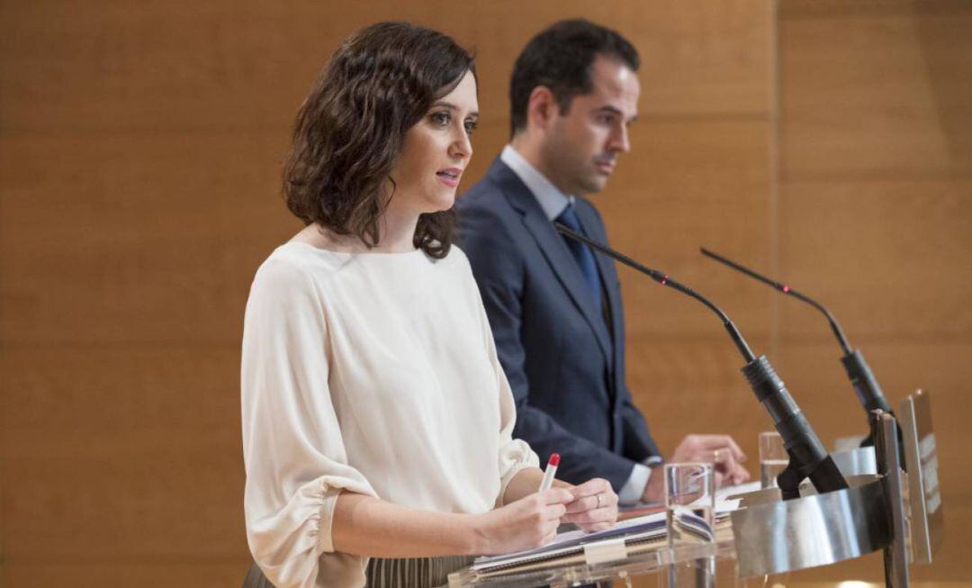 Isabel Díaz Ayuso, presidenta de la Comunidad de Madrid, junto al vicepresidente del gobierno regional, Ignacio Aguado 