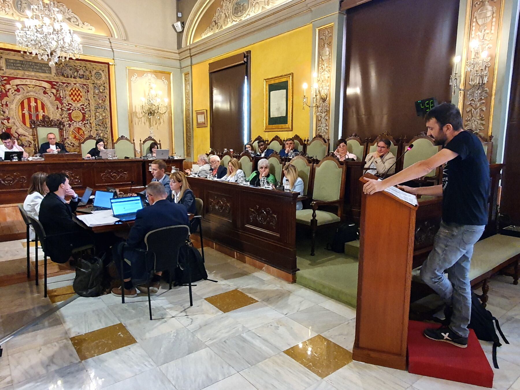 Un moment de la lectura de la moció de la Baula demanant el rebuig del ple als Jocs. L&#039;ha defensada Pau Juvillà. El ple ha dit no a la moció. Foto: Paeria.