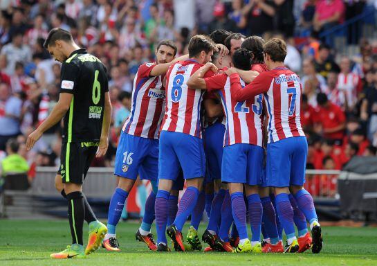 MADRID, SPAIN - SEPTEMBER 17:  Club Atletico de Madrid players celebrate scoring their 2nd goal during the La Liga match between Club Atletico de Madrid and Real Sporting de Gijon at Vicente Calderon Stadium on September 17, 2016 in Madrid, Spain.  (Photo