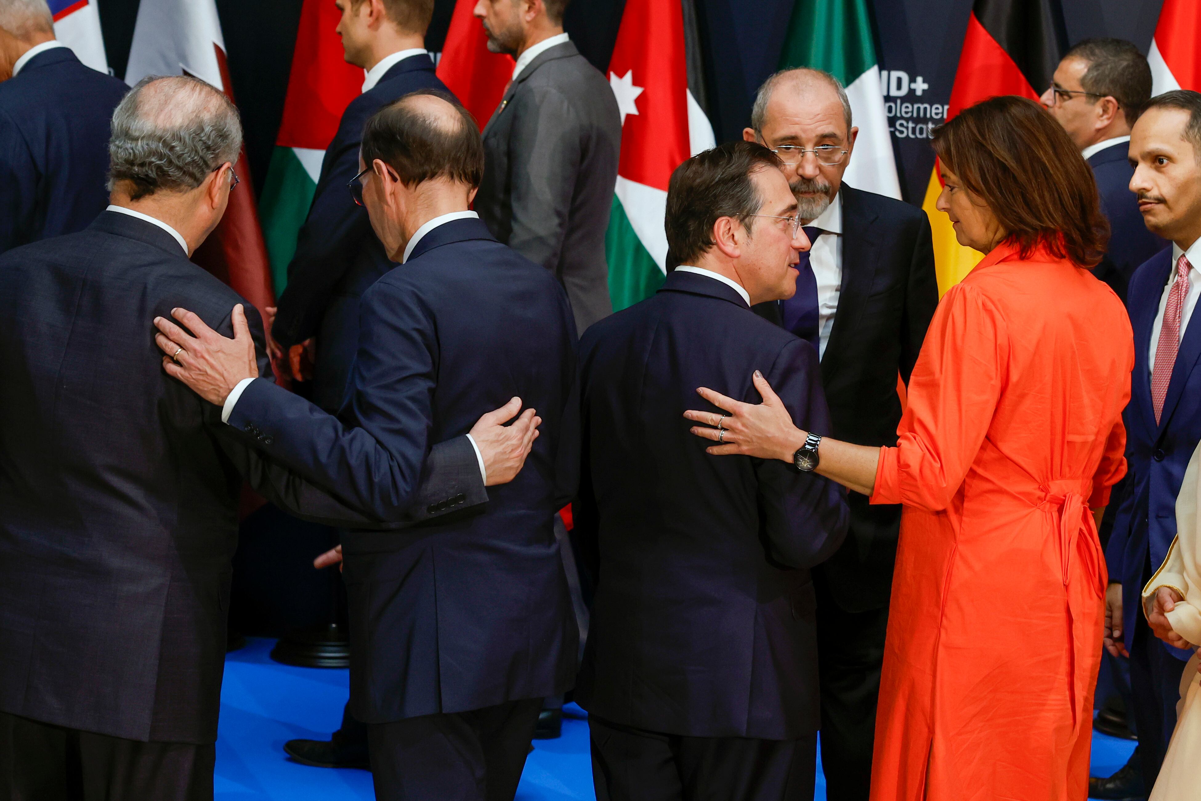 El ministro de Asuntos Exteriores, Unión Europea y Cooperación, José Manuel Albares (2d), junto a la ministra de Asuntos Exteriores de Eslovenia, Tanja Fajon (d), tras la fotografía de familia con motivo de la reunión que los ministros de Exteriores de países árabes y europeos mantienen este domingo en Madrid en el contexto del llamado Grupo de Madrid. EFE/ J.J. Guillén