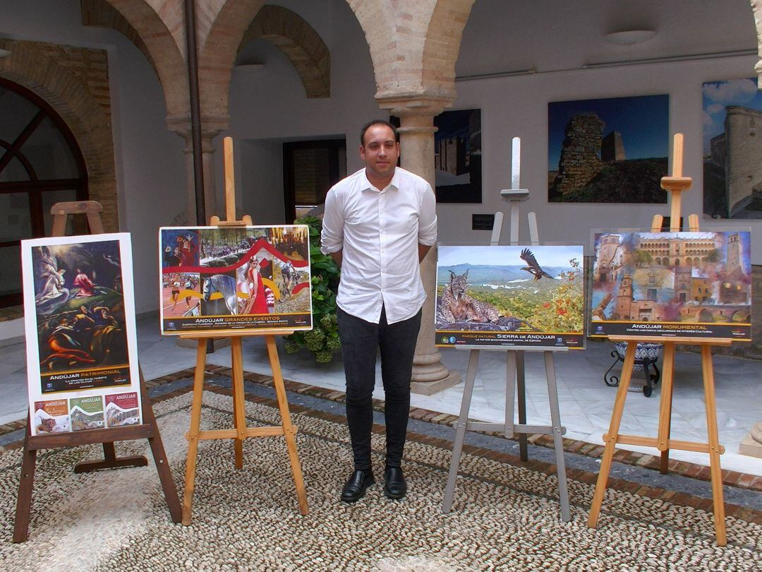 El edil de Turismo, José Antonio Oria, junto a los cuatro póster