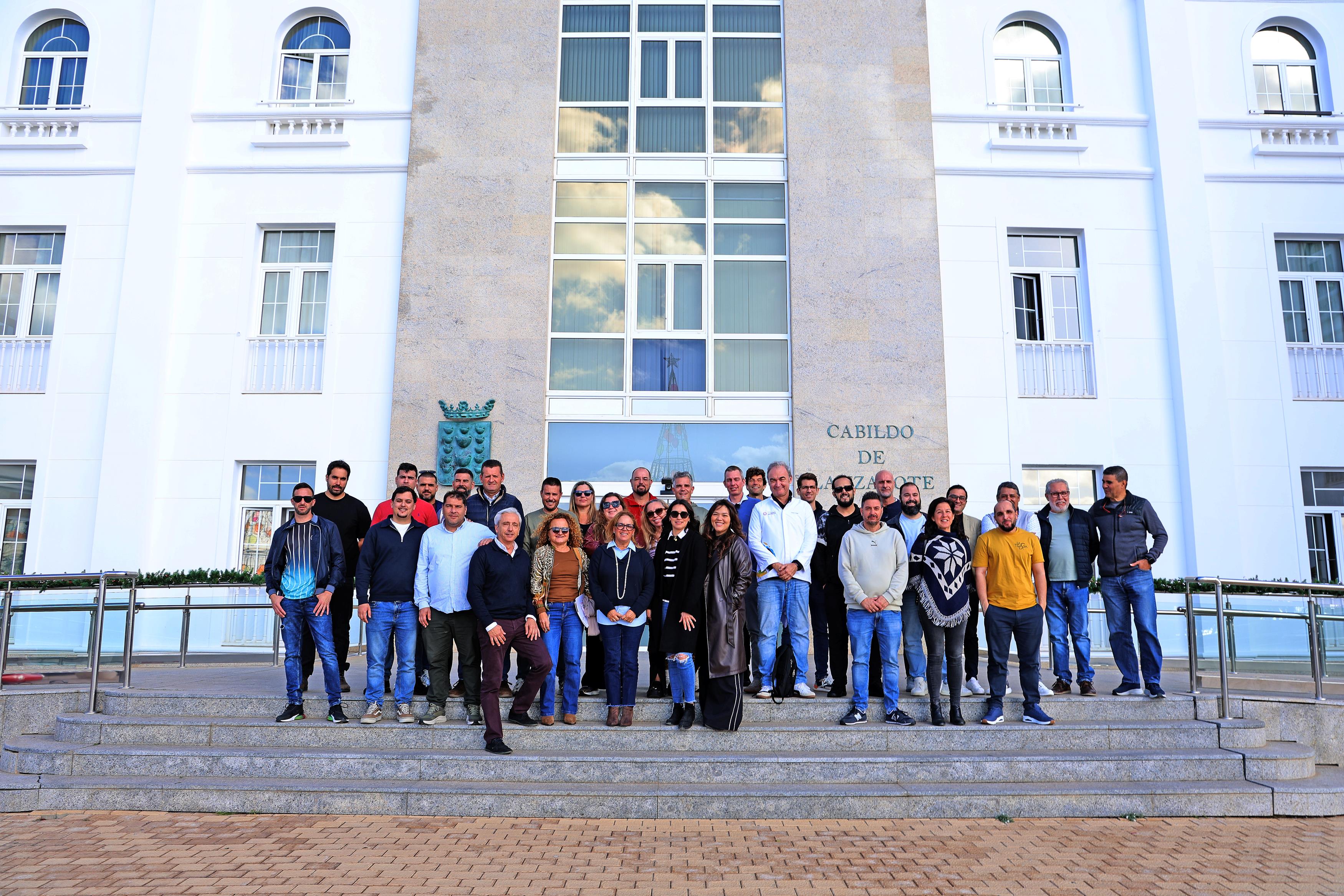 Representantes del sector gastronómico y vinícola de Lanzarote, con autoridades insulares, en la puerta del Cabildo.