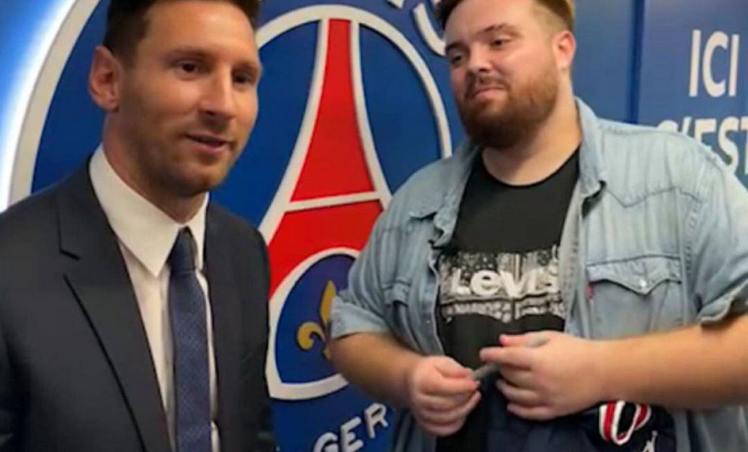 Ibai Llanos entrevistando a Lionel Messi tras la presentación oficial del argentino en el PSG.