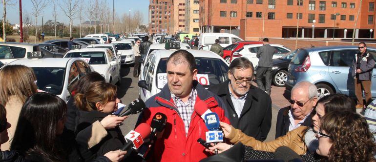 El presidente de Radio Taxi Valladolid, Roberto Merino, comparece ante los medios en la protesta contra el &#039;céntimo sanitario&#039;