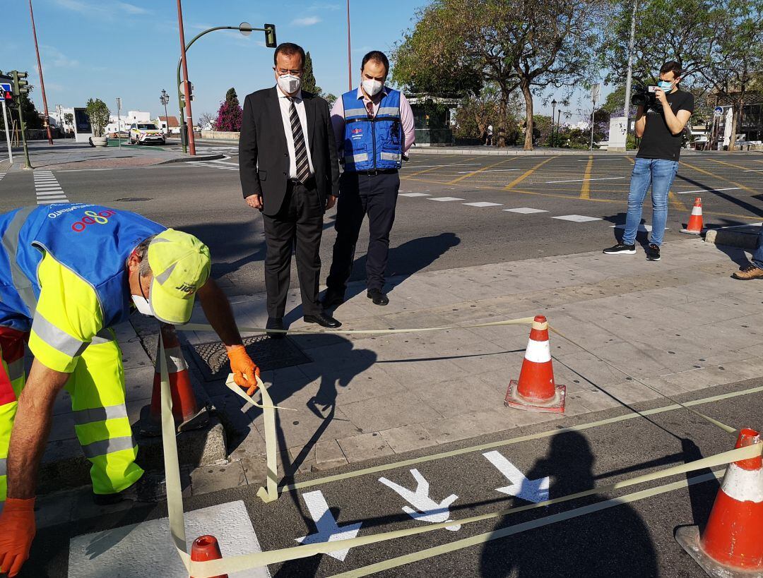 El delegado de Gobernación, Juan Carlos Cabrera, supervisa los trabajos para señalizar el sentido de la marcha en los cruces de peatones