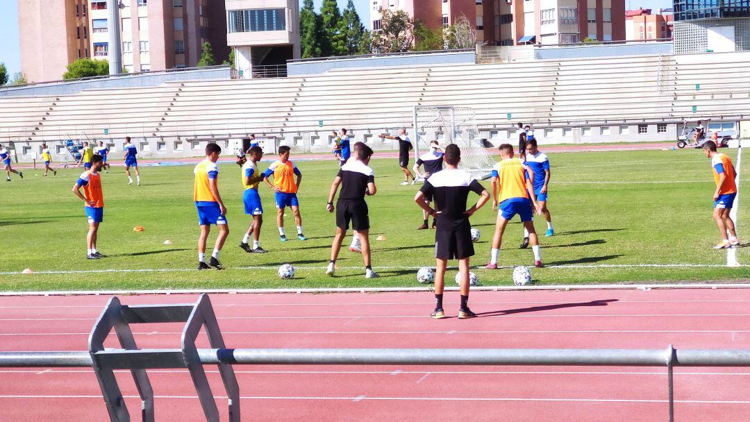 Los jugadores del Hércules entrenandose en la pista de atletismo