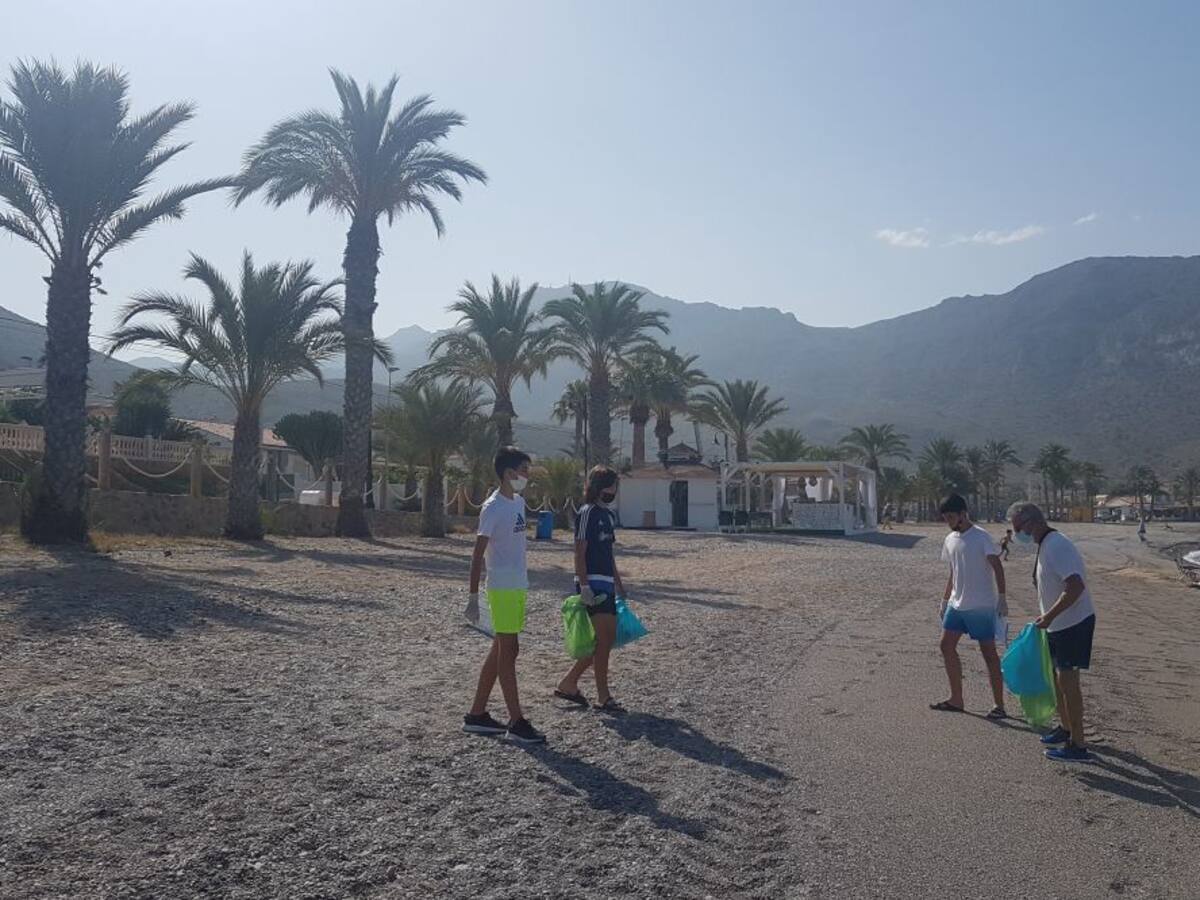 930 colillas de cigarrillos se han recogido de la playa del Cuartel en La Azohía