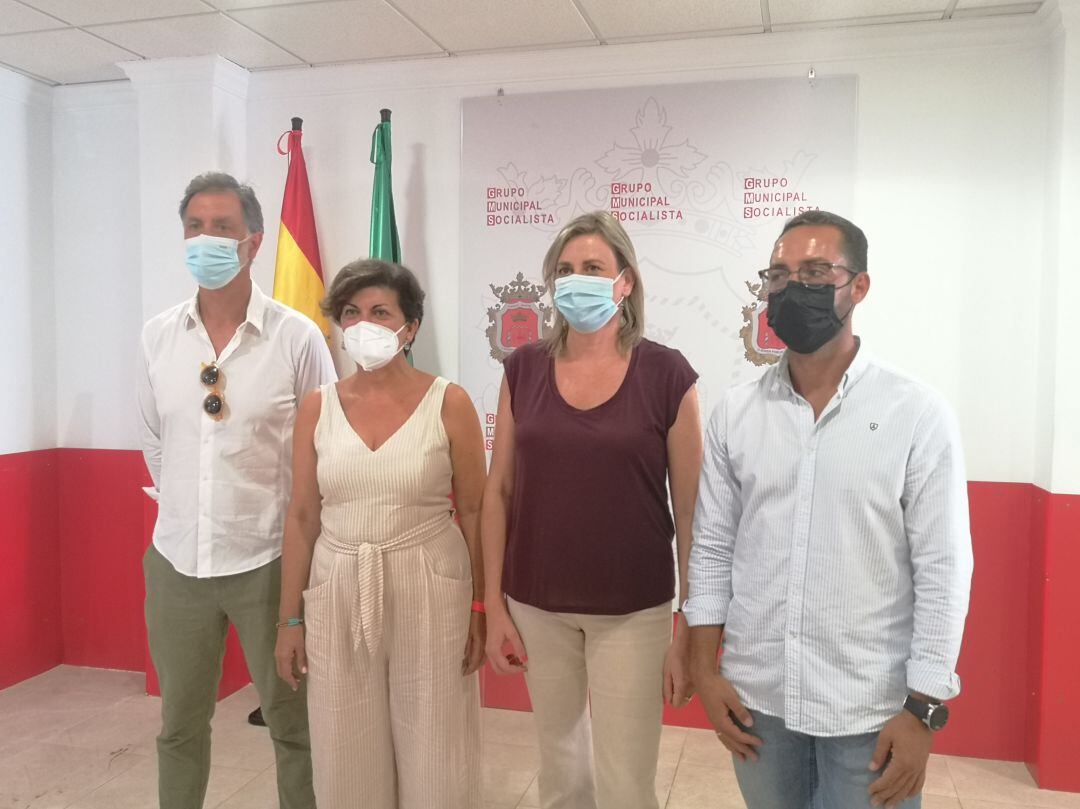 La vicesecretaria general del PSOE de Málaga, Fuensanta Lima, junto a varios socialistas rondeños en la sede rondeña