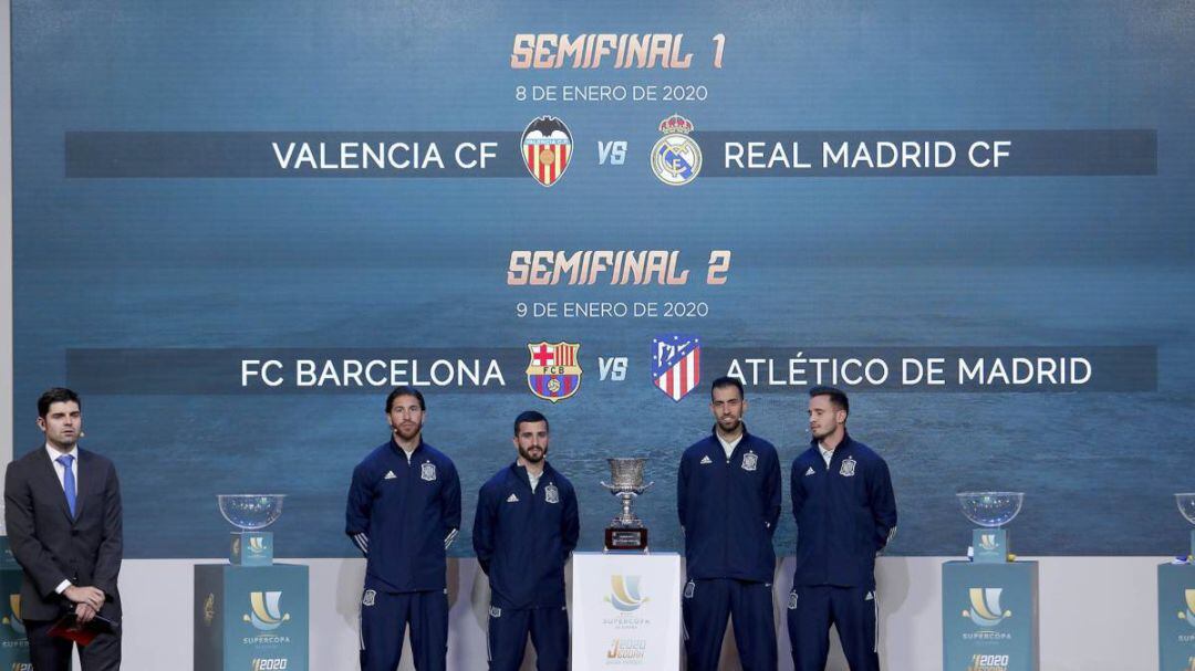 Ramos, Gayà, Busquets y Saúl han participado en el sorteo de la Supercopa de España que disputarán Real Madrid, Valencia, Barcelona y Atlético de Madrid