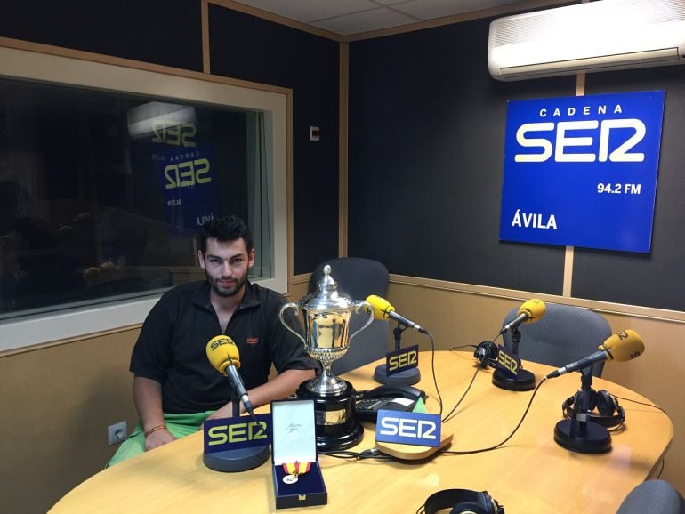 Gonzalo García Barrio, con los trofeos, en los estudios de Cadena SER Ávila