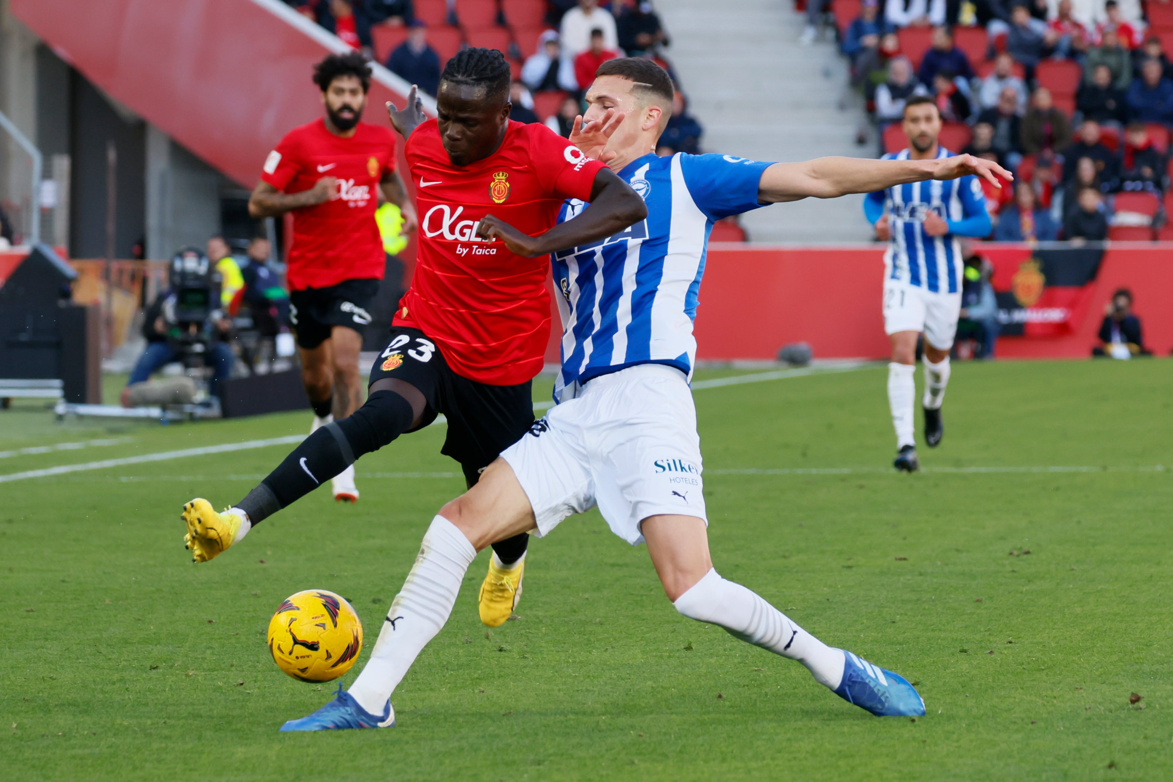 PALMA DE MALLORCA (ISLAS BALEARES) 03-12-23. El delantero senegalés del Mallorca Amath Ndiaye (i) disputa una posesión ante Rafael Martín, defensa del Deportivo Alavés durante el partido correspondiente a la jornada 15 de LaLiga que ambos clubes disputan este domingo en el estadio de Son Moix.- EFE/CATI CLADERA
