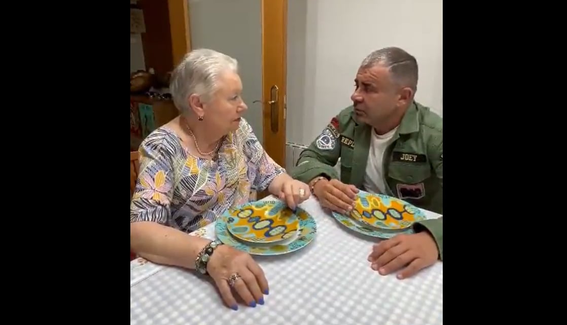 Jorge Javier Vázquez junto a su madre.