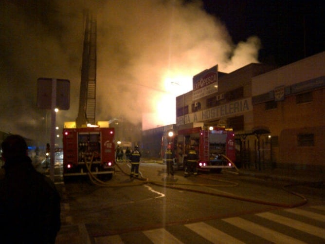 Imagen del incendio declarado en una nave industrial de Vallecas