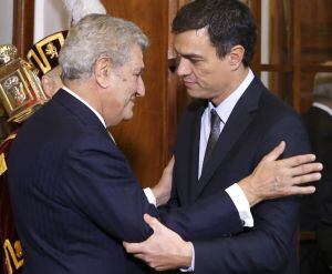 GRA050 MADRID, 06/12/2014.- El presidente del Congreso,Jesús Posada, saluda al secretario general del PSOE, Pedro Sánchez, a su llegada al acto de la conmemoración del 36 aniversario de la Constitución, hoy en el Congreso de los Diputados. EFE/Chema Moya