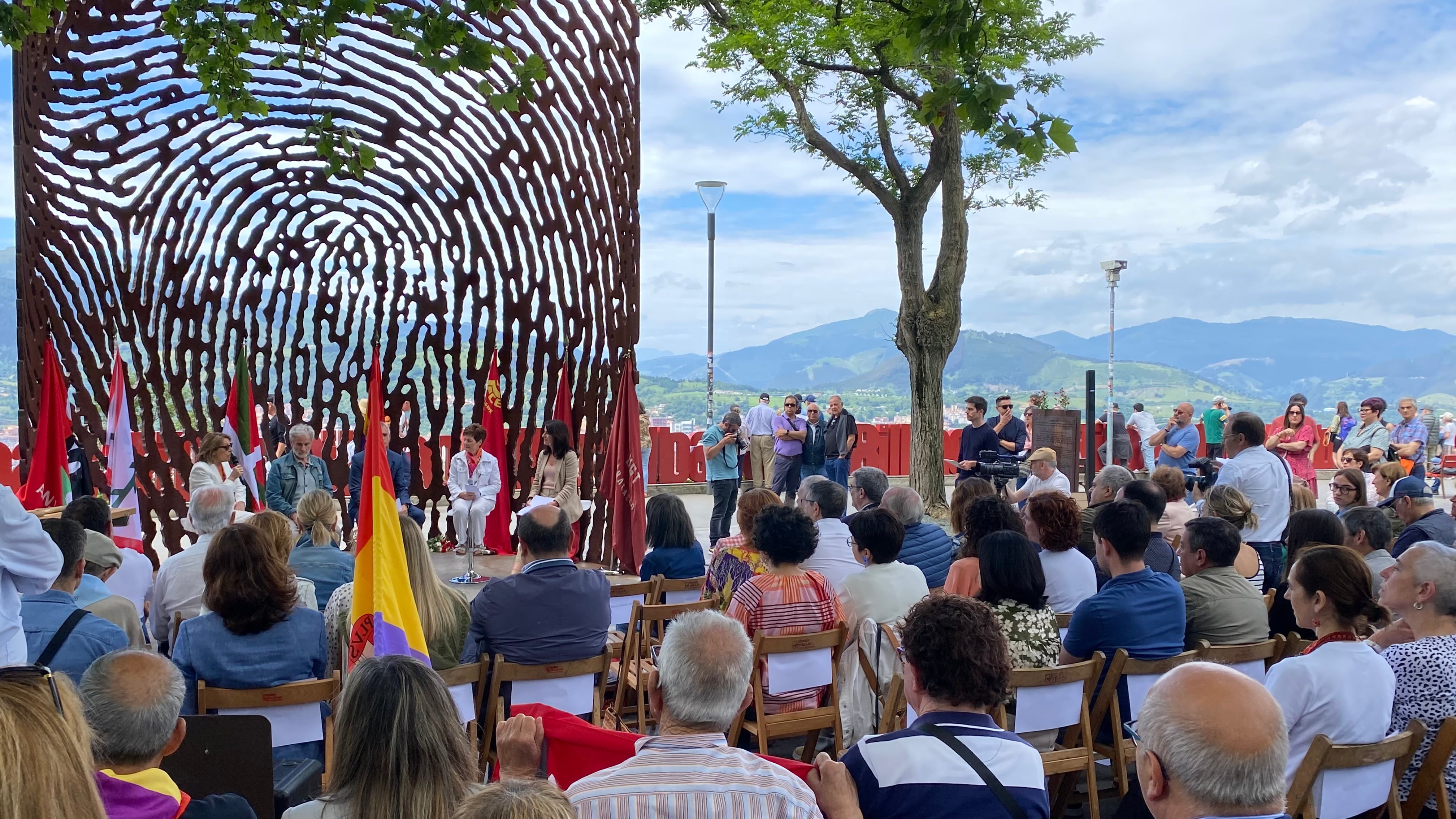 Nietas y nietos de los Gudaris hablan sobre su historia delante de los asistentes al homenaje.