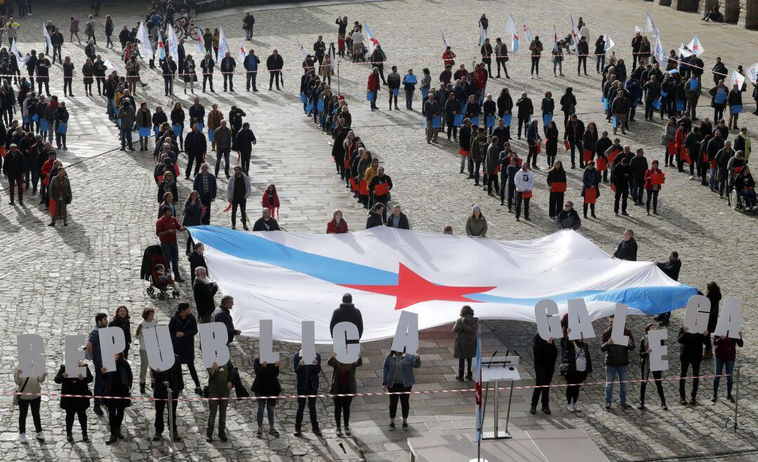  Simpatizantes del BNG forman el lema &quot;Galiza nazón&quot;, y &quot;República galega&quot; en la plaza del Obradoiro.