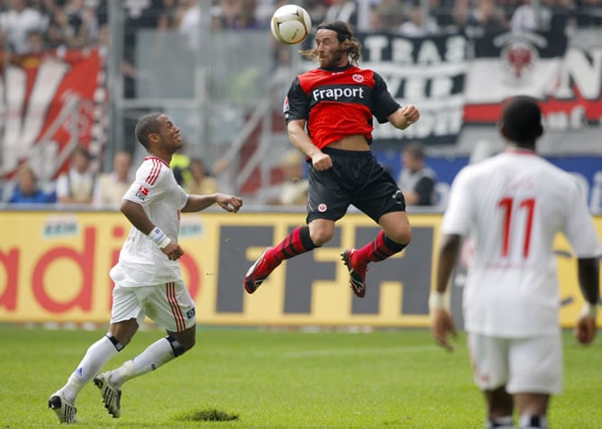 El jugador del Eintracht de Frankfurt, Amanatidis pelea un balón con Aogo del Hamburgo