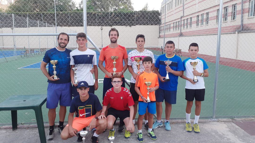 Foto de Familia con el cuadro de ganadores