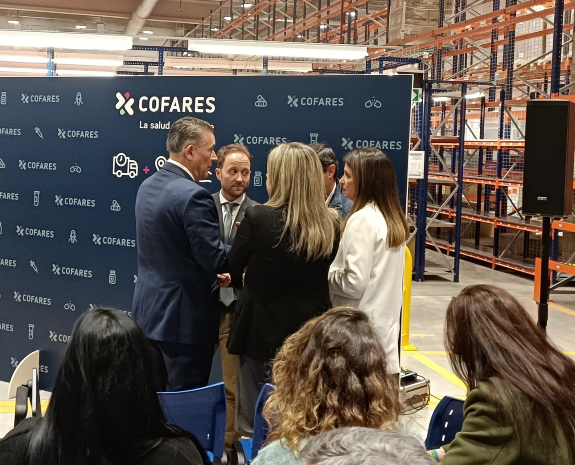 Raúl Caro, Auxiliadora del Olmo y Erik Domínguez durante una conversación en la inauguración de Cofares.